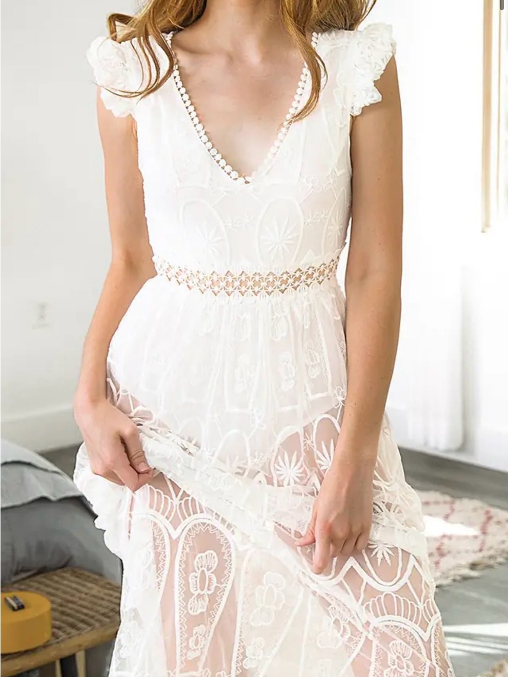 Cupshe Embroided Lace V-neck Maxi Dress